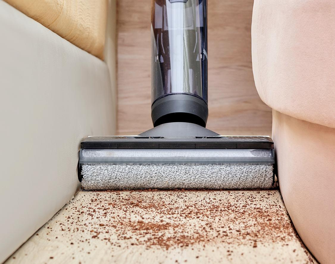 Effective cleaning along walls and in corners